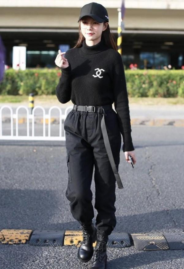 沈夢辰雖然長得挺甜，但穿著一身黑照樣帥氣得很，工裝褲真顯腿長