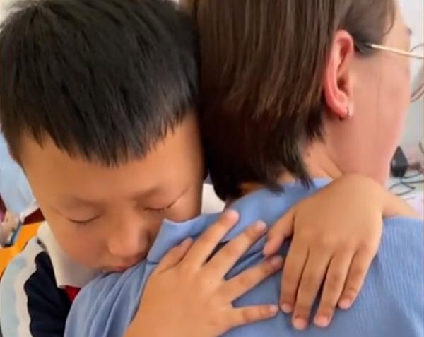 山東一小男孩升入二年級想念一年級老師，休息時跑進辦公室找老師