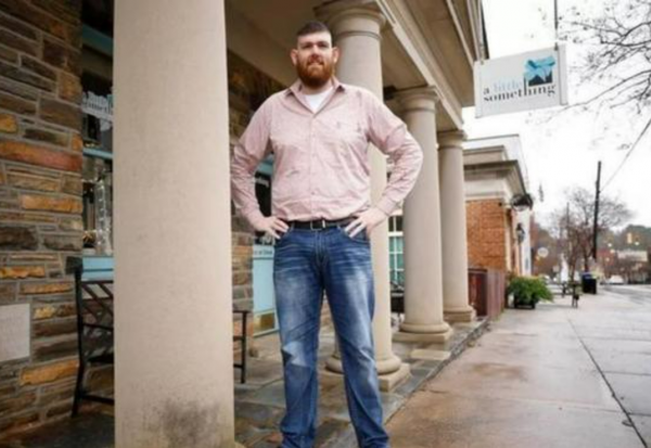 1983年，美國夫婦生下14.5斤巨嬰，從小遭受歧視，如今卻成為空警