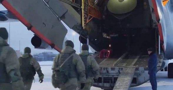 神兵天降！俄軍傘兵零傷亡奪回機場，美國使館人員悄悄撤離