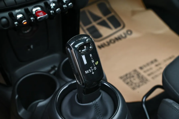 1.2萬公里準新MINI COOPER，顏值爆表，勁省6萬