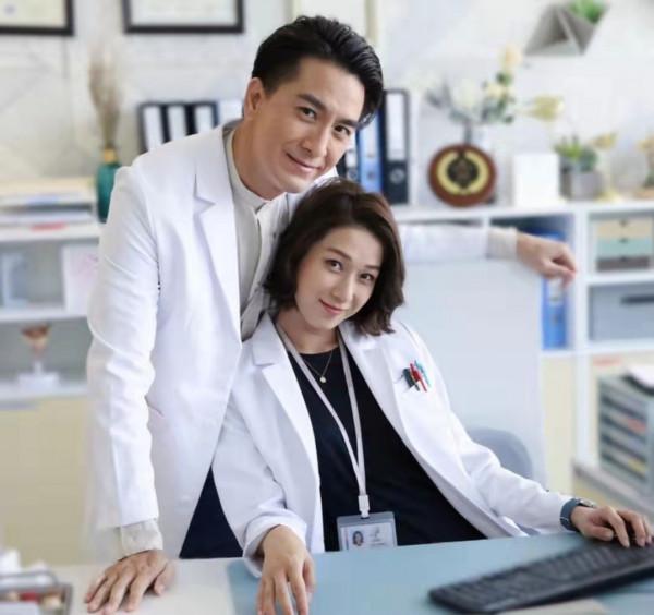 有心思！TVB《星空下的仁醫》海報曝光，演員真實童年照暗藏其中