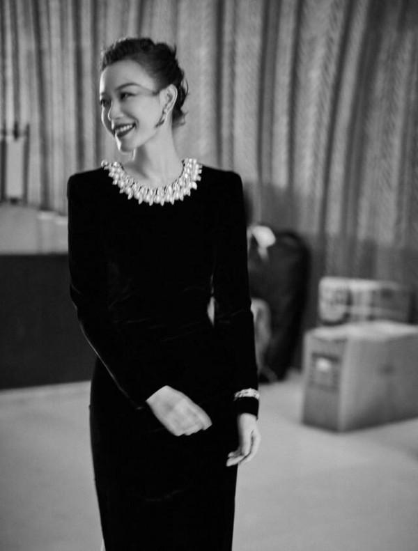 倪妮出席新劇釋出會，別人穿顯老的黑色絲絨裙，她卻穿得優雅貴氣