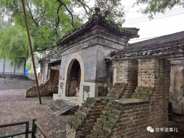 殘破不堪的延慶寺與一牆之隔的萬壽寺形成鮮明對比