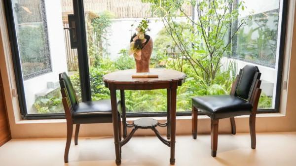 住在上海鬧市400平的房子裡，花開不敗，開窗見池塘，太羨慕了