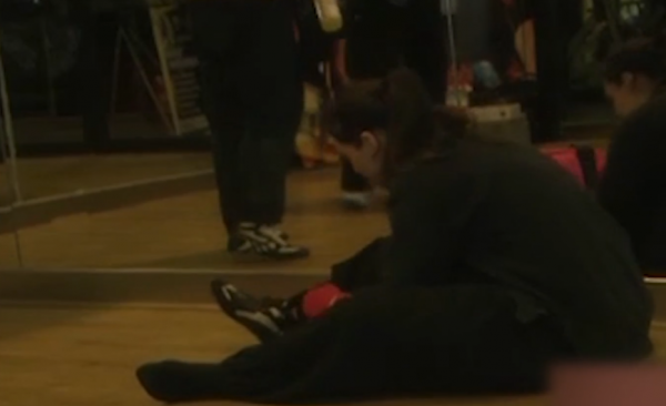 外國女孩天生雙腿畸形，頂級醫院稱無法治癒，結果被中醫3月看好