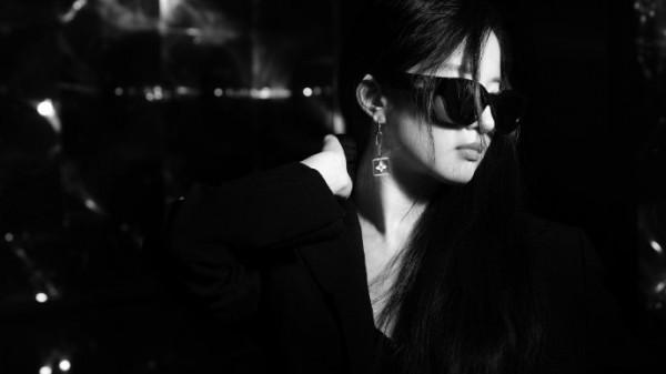 劉亦菲皮衣機車大片，看了直呼好颯