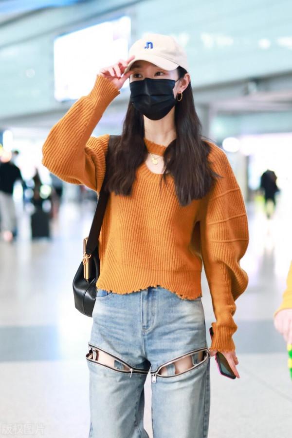 31歲宋軼美出少女範，棕色毛衣很有氛圍感，牛仔褲“挖空”太時髦