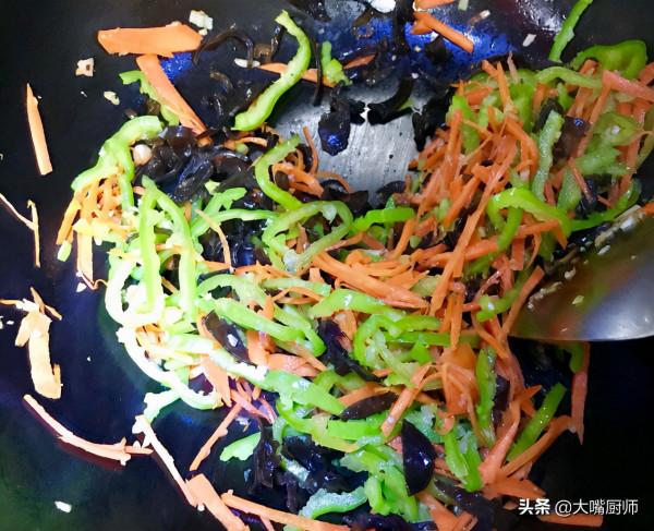 炒肉絲直接下鍋，粘鍋還發柴！教你2個技巧，出鍋滑嫩可口，真香