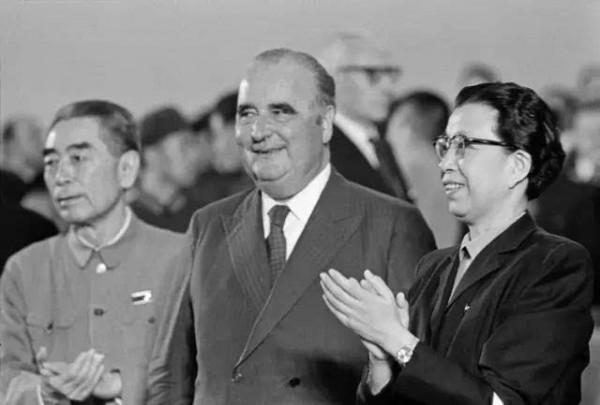 總理罷宴故事：周恩來自掏腰包，朱鎔基坐在角落裡吃工作餐