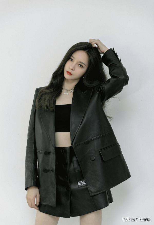 沈夢辰也是個“時髦精”，粉色小香風針織衫配黑色長褲，高挑精緻