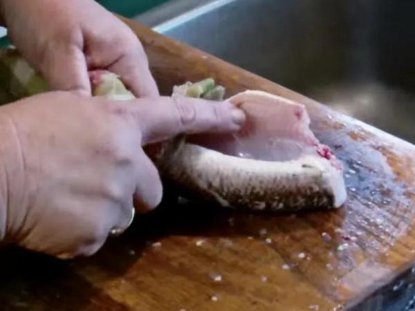 2018年她在釣到的魚裡發現金項鍊和24顆珍珠，後來怎麼樣了？