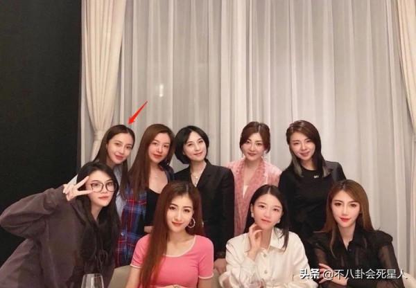 女明星混“名利場”太現實!楊冪合照貼邊,李嘉欣在貴婦團站角落 女明星混“名利場”太現實!楊冪合照貼邊,李嘉欣在貴婦團站角落