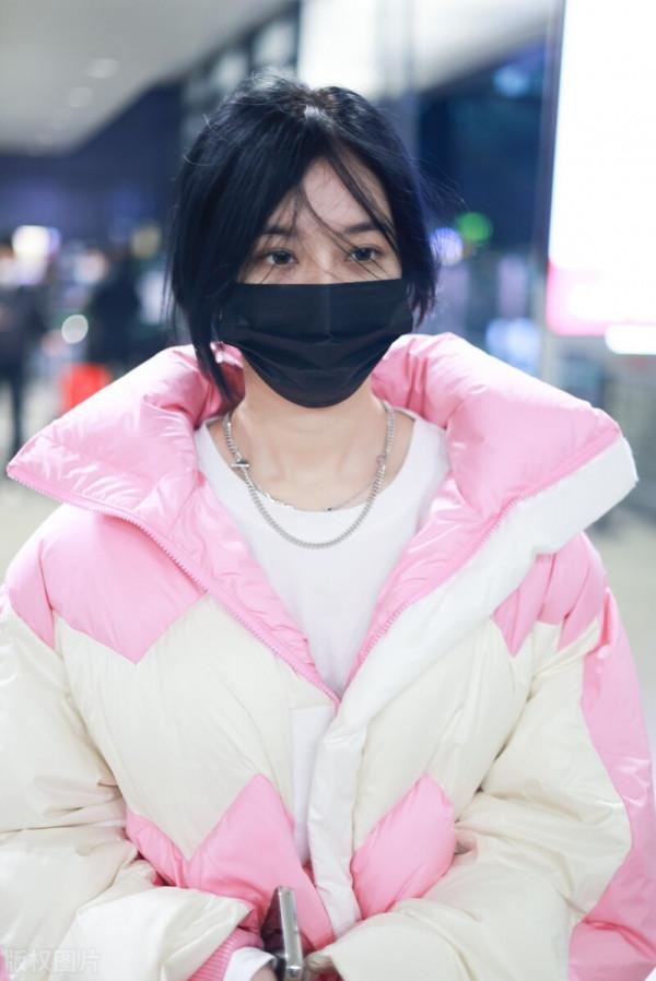 徐藝洋穿粉色拼色羽絨服搭配牛仔褲，腳踩白色運動鞋可愛青春