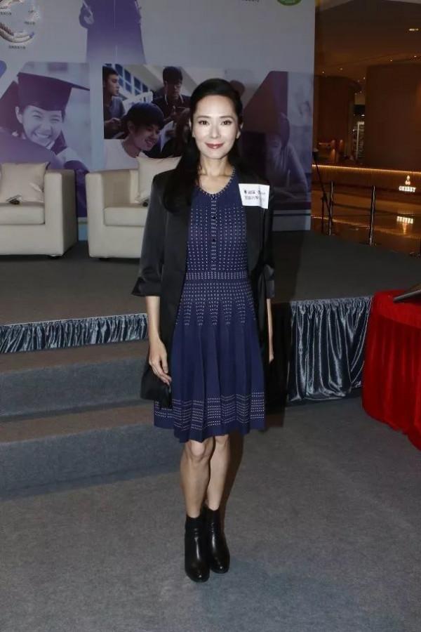 郭羨妮真的老了！“長相老氣”穿衣還保守，卻意外的好看有氣質