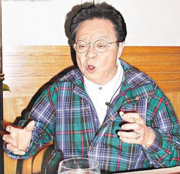 2006年董驃去世，葬禮上成龍曾志偉扶靈，四妻七子為何不爭奪遺產
