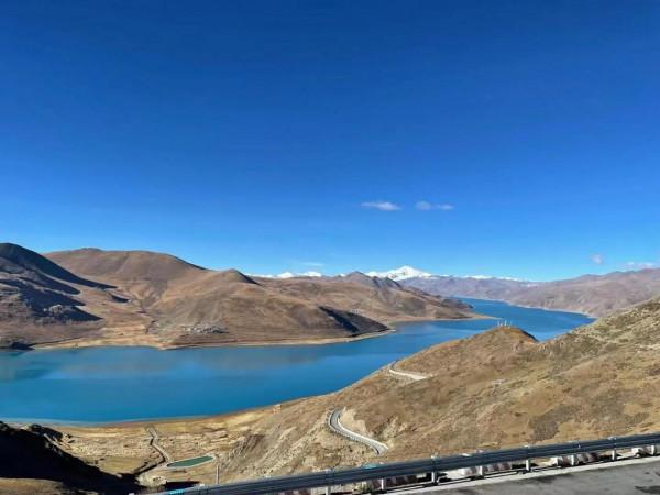 2021年10月21日，秋季的羊湖是很美的