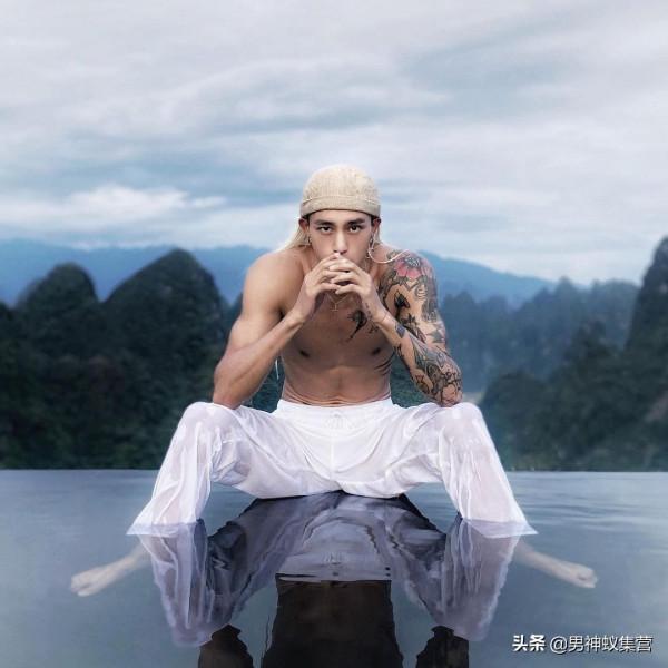 愛拼的痞帥紋身肌肉男，拽拽的他更有質感腹肌和人魚線“加身”