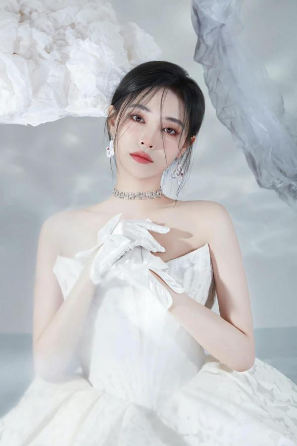 許佳琪的黑與白大片來襲，這眼神太吸引人了吧