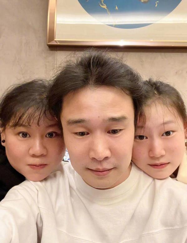 小瀋陽一家三口亮相，女兒高階臉似爸複製，妻子換新發型擺脫土味