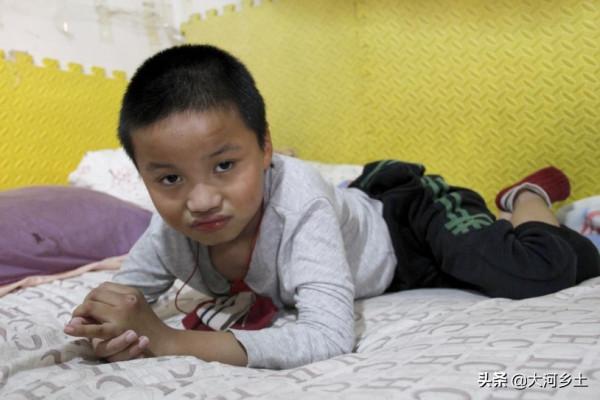 男孩患病，媽媽為此離婚，爸爸離家出走，59歲的奶奶無奈挑起重擔