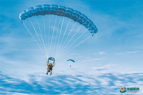 場面震撼！海軍陸戰隊“蛟龍突擊隊”海上傘降訓練影像