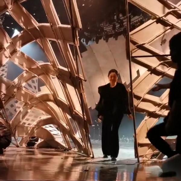 倪萍身體再度引關注,彎著腰走路步履蹣跚,下樓梯還要人攙扶 倪萍身體再度引關注,彎著腰走路步履蹣跚,下樓梯還要人攙扶