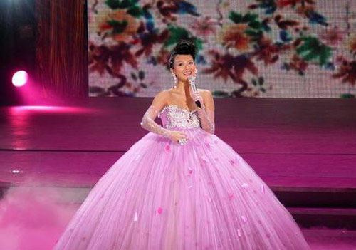 春晚40年女星造型史，前衛絕美的開創時尚，混進奇怪好笑的更搶戲