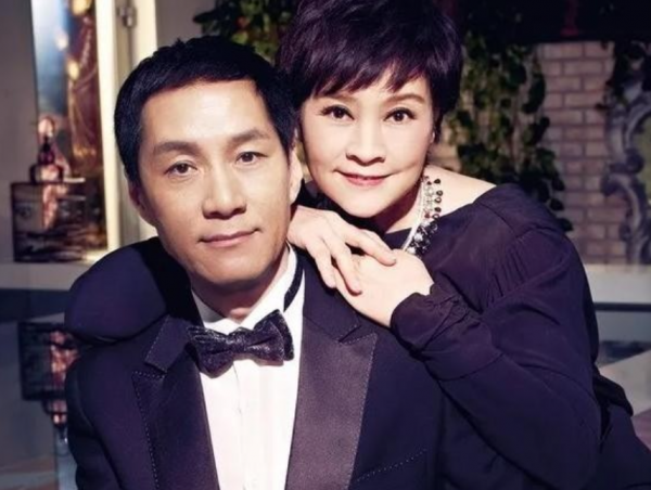 馮遠征：娶大8歲梁丹妮，婚後寵妻28年，如今年過半百滿是遺憾