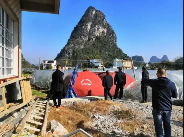 加個油，整這麼多散裝‘白酒’，可要害死個人