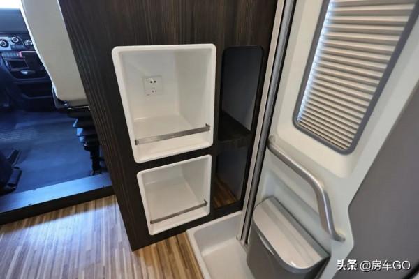 這臺房車有5種充電方式，車內電器語音控制，衛生間也是乾溼分離