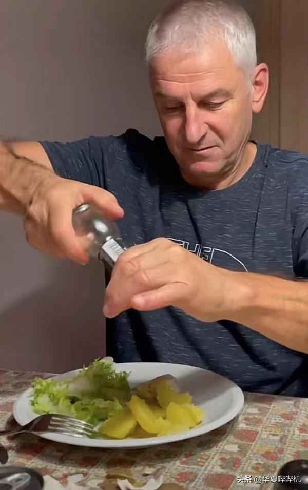 為了博眼球，有人賣慘有人吃板磚，有人卻吃出了儀式感