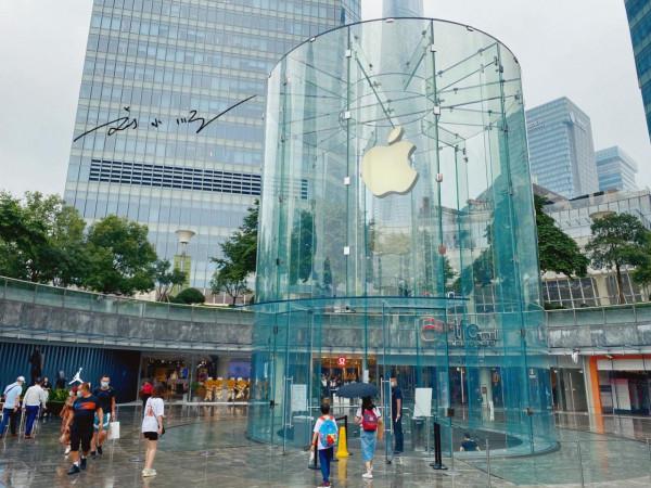 上海“最美”蘋果直營店,剛開始有個設計缺陷,幸好現在已彌補 上海“最美”蘋果直營店,剛開始有個設計缺陷,幸好現在已彌補