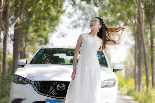 十年前的同桌，終成了長輩，席間她的笑寓意深刻