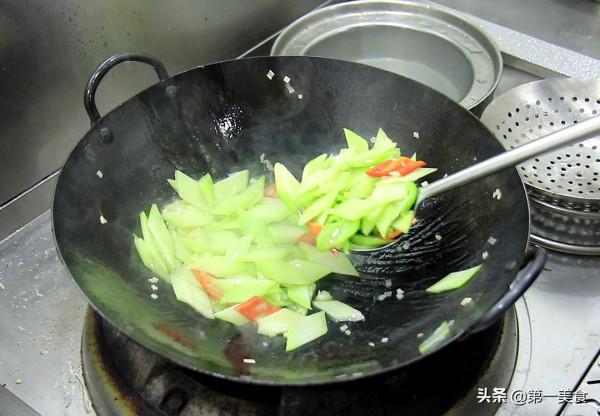 清炒芥蘭很多人第一步就做錯了，難怪發苦又變色，廚師長教你技巧