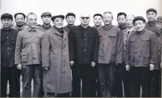 周恩來病重期間，每次做手術，在手術室外一直守護著的人是誰？