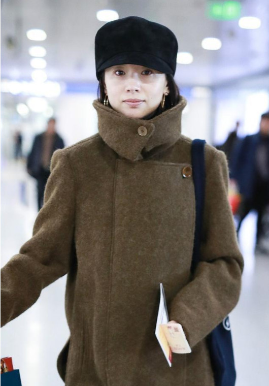 董潔不考慮考慮多休息一下嗎,走機場穿得寬鬆,臉上面板都水腫了 董潔不考慮考慮多休息一下嗎,走機場穿得寬鬆,臉上面板都水腫了