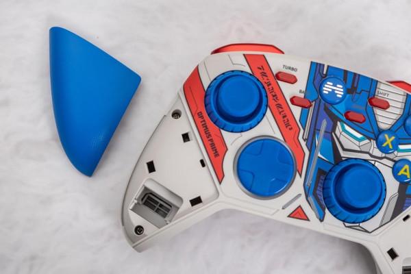 北通推變形金剛遊戲手柄限定版，再現塞伯坦的英雄史詩