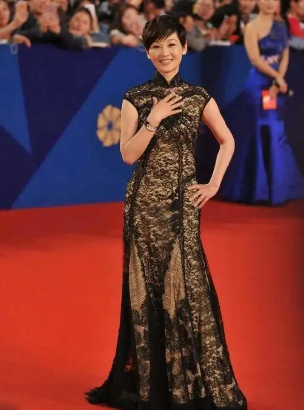 徐帆老了頭髮越剪越短，雖然穿上旗袍裙，還是沒有女人味