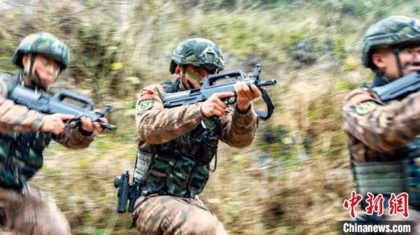 真打實練 直擊武警特戰隊員實戰化練兵
