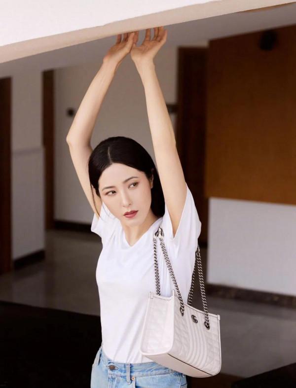 曾黎，秋日暖陽的午後，簡約優雅的穿搭，真是太愜意了