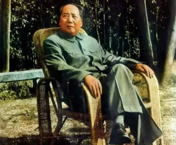 南海艦隊截獲一封情報，周恩來看後深吸一口氣，連忙給葉帥打電話