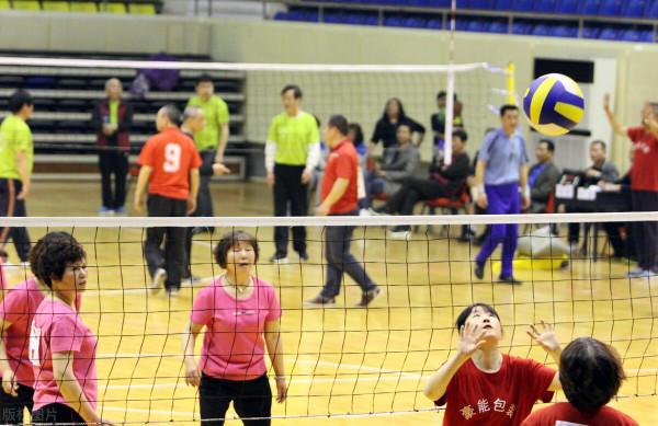 關於氣排球捧球技術