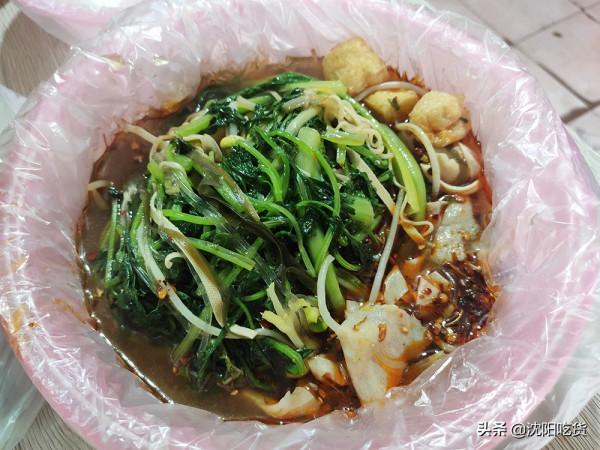 美味還得在市場裡找，5元拌的燻醬雞架，配老式麻辣燙，太香了