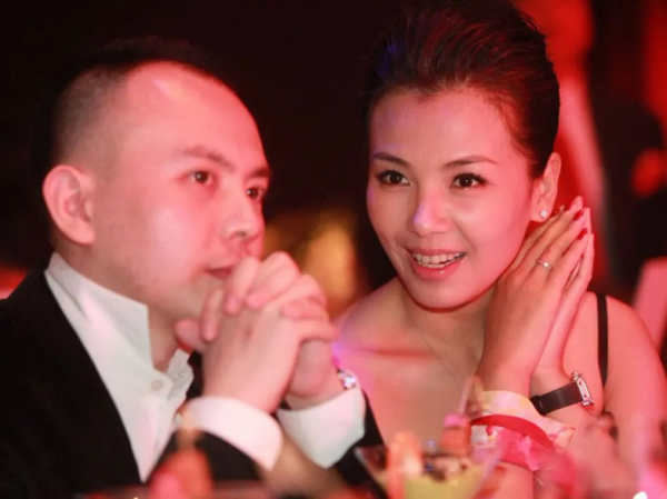 劉濤親自接女兒放學，13歲身高直逼媽媽，兩人在寒風中一路小跑