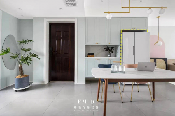 進門延伸張弧形書桌，玄關儲存、用餐區一次性搞定，實用無敵
