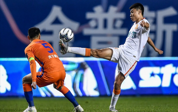 武漢隊完敗泰山,本土中鋒離奇錯失必進球,球迷:他只會虐菜 武漢隊完敗泰山,本土中鋒離奇錯失必進球,球迷:他只會虐菜