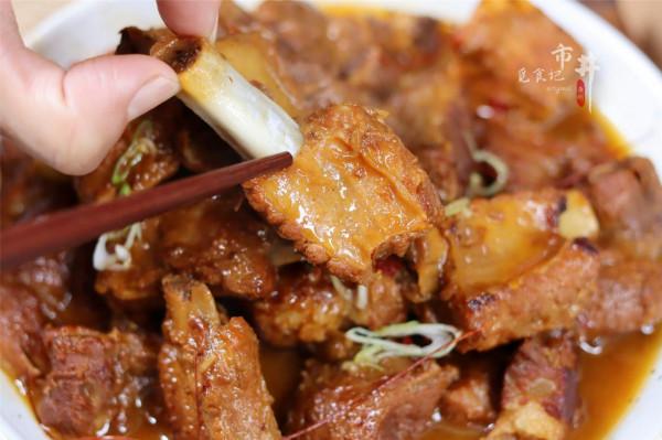 做紅燒排骨，記住“加2樣先炒後燜”，味道香，骨頭一抽就出來