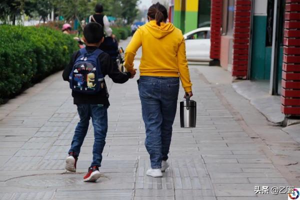 雙胞胎兄弟出生僅相隔5分鐘，卻因媽媽一時大意，命運天差地別