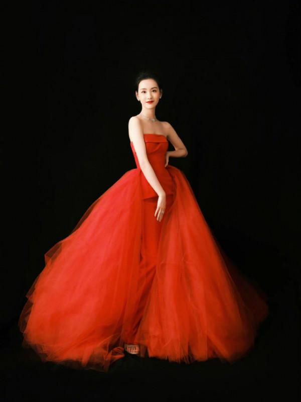 董璇北影節造型引熱議，女星紅毯照修圖前後對比，誰的顏值最抗打